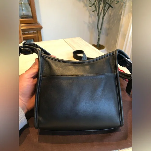 Vintage Coach Legacy Small Zip Bag #9997
Black Leather w/ hangtag and dust bag - Picture 3 of 16